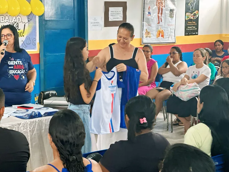 Prefeitura Municipal de Buriti Bravo reforça compromisso com a educação ao entregar fardamento e kits escolares