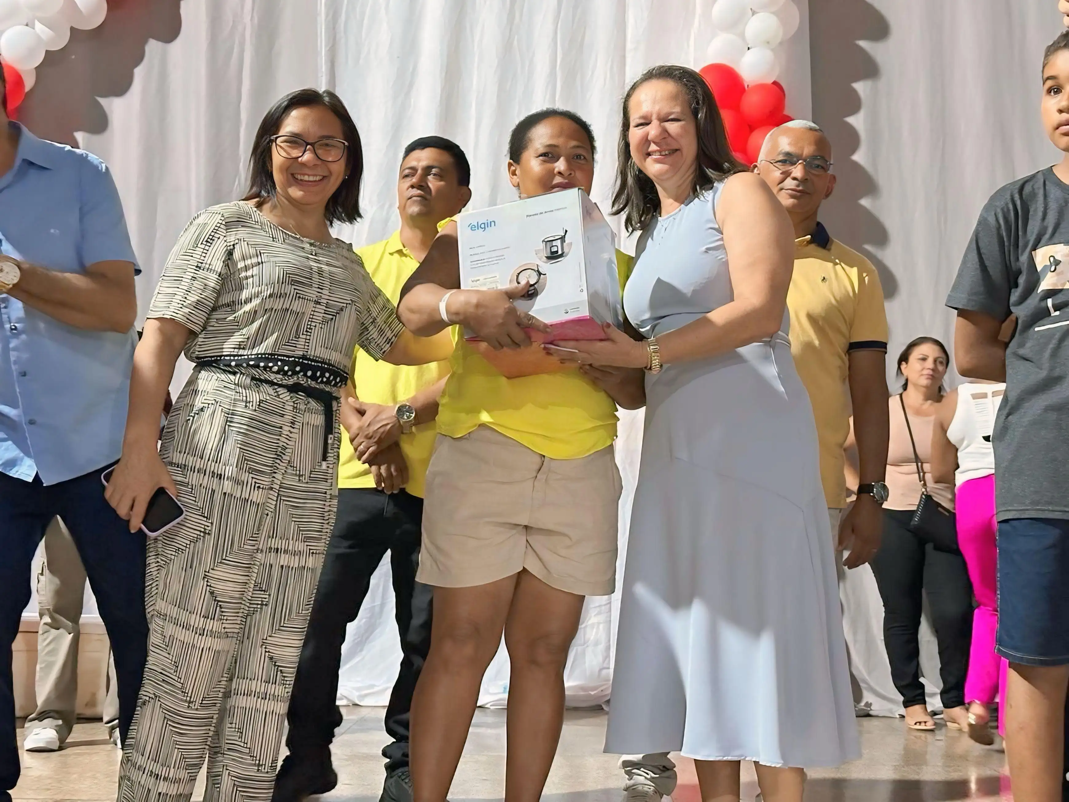 Galeria de imagens - Foto 2 da notícia: Prefeitura de Buriti Bravo celebra o Dia das Mães com grande festa e sorteio de prêmios