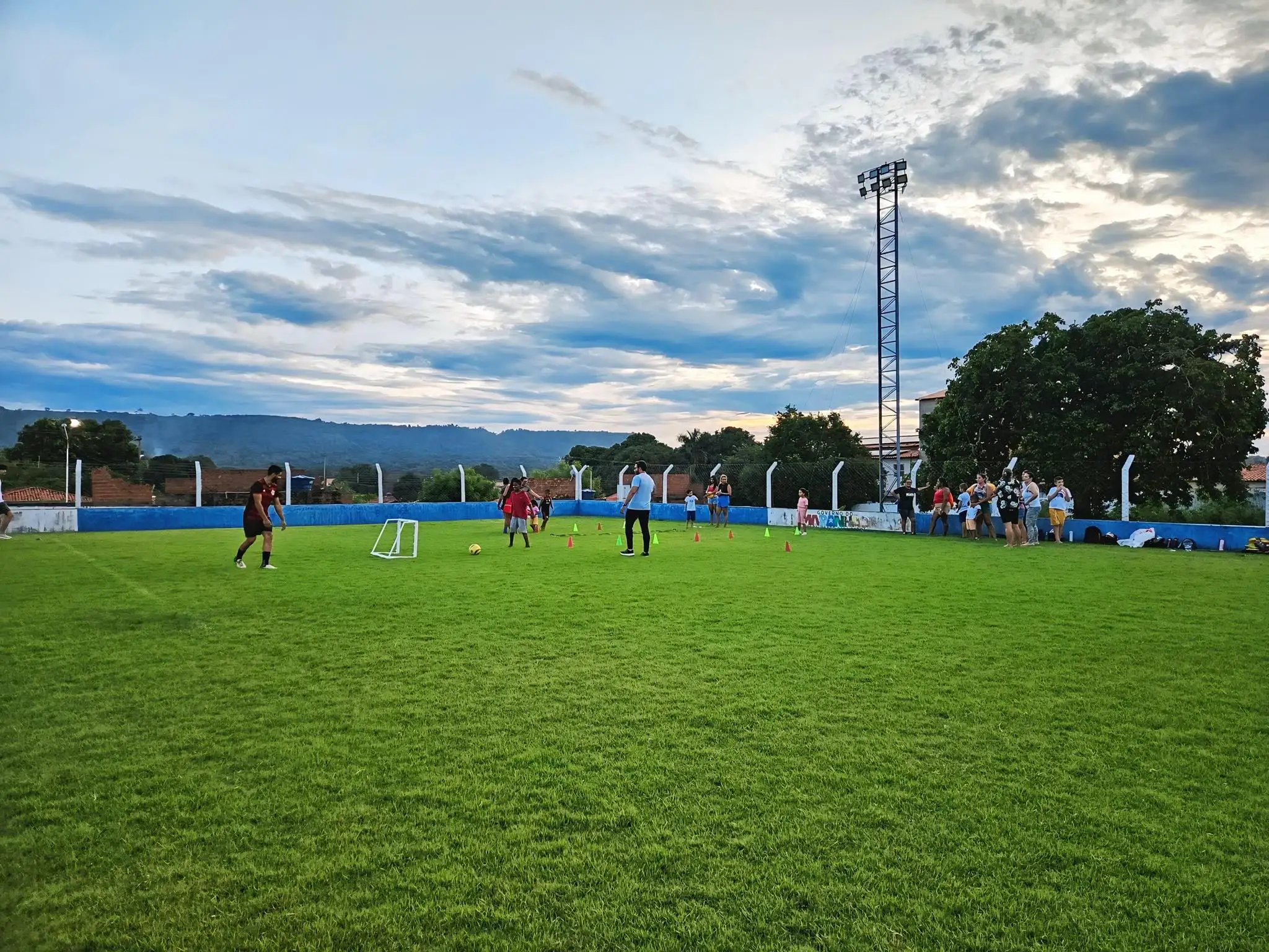 Vivência no campo de futebol do Estádio Lanchão reúne mães e filhos do AEE em tarde de inclusão e acolhimento