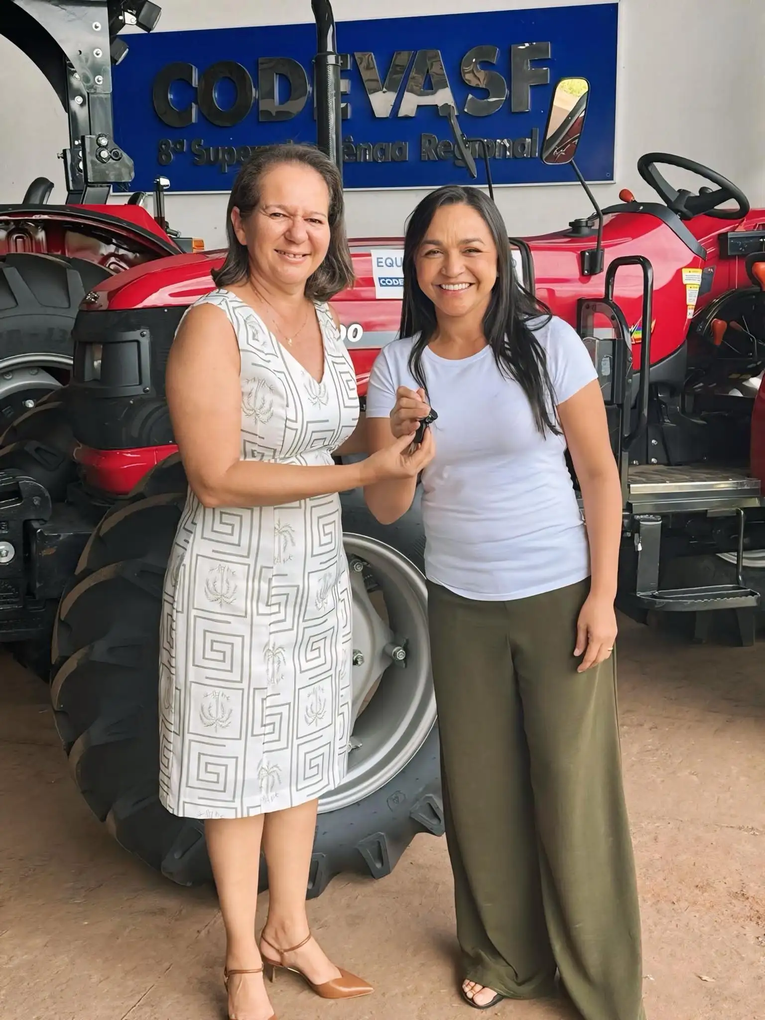 Galeria de imagens - Foto 1 da notícia: Senadora Eliziane Gama destina trator a Buriti Bravo e fortalece apoio à agricultura familiar