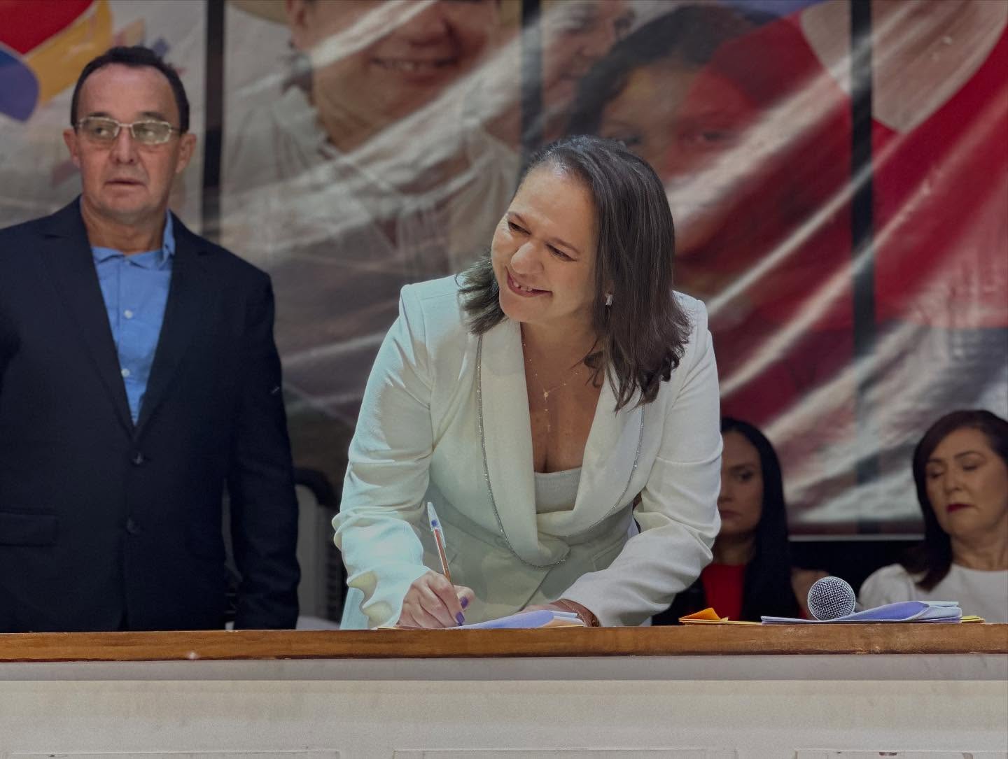 Prefeita Luciana Leocádio Apresenta Nova Equipe de Secretários para o Segundo Mandato
