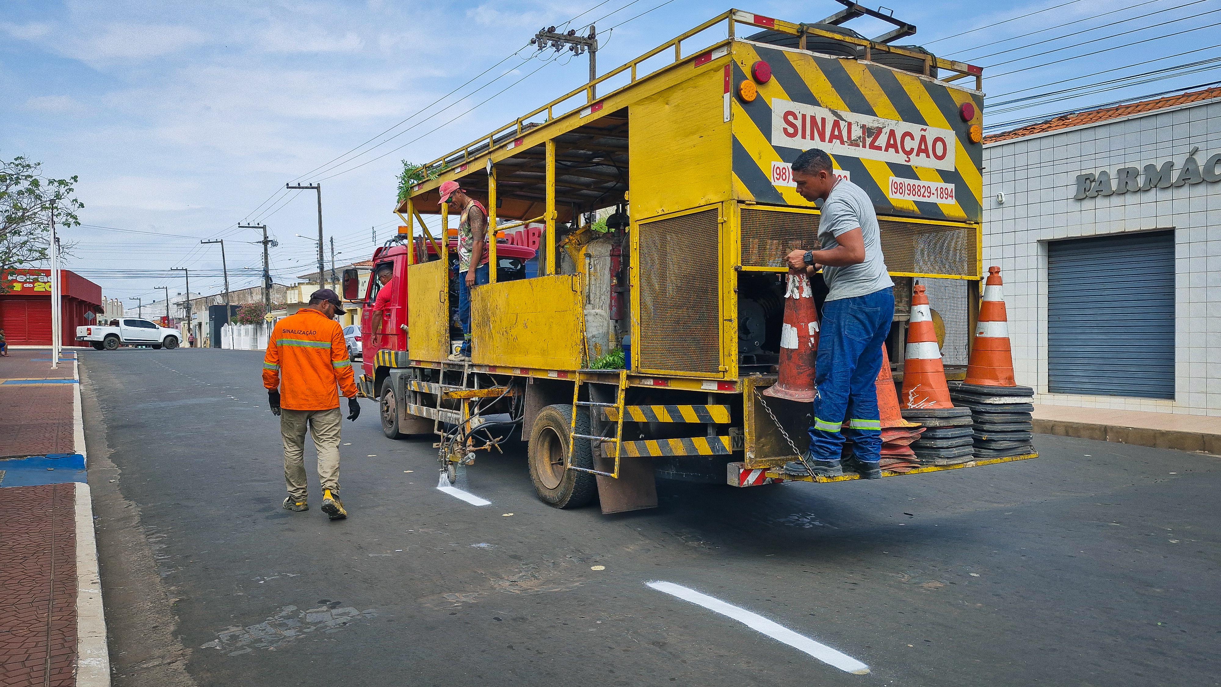 Prefeitura implanta sinalização horizontal em diversas ruas