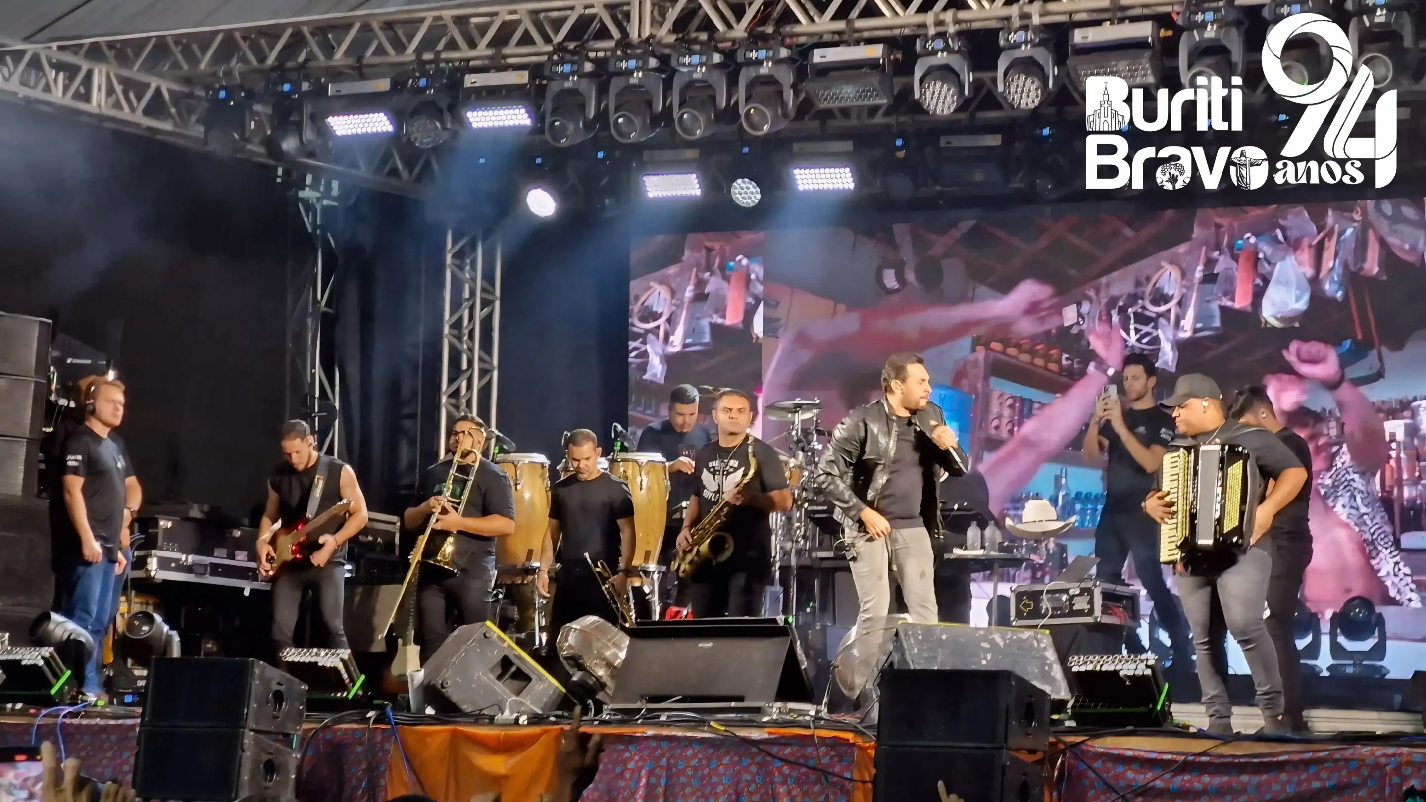 Galeria de imagens - Foto 3 da notícia: Buriti Bravo vibra ao som de Mano Walter na abertura dos 94 anos de emancipação