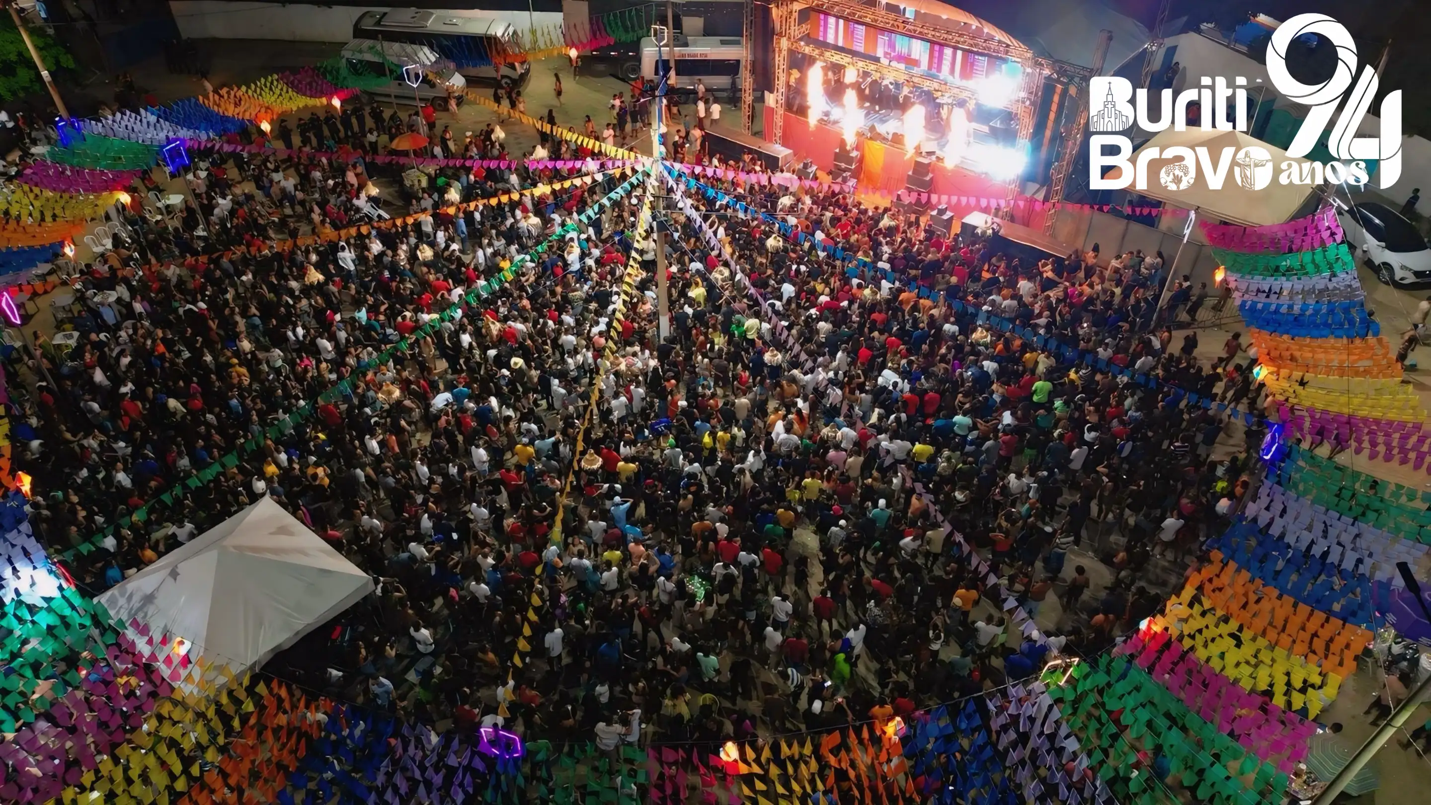 Galeria de imagens - Foto 2 da notícia: Buriti Bravo vibra ao som de Mano Walter na abertura dos 94 anos de emancipação